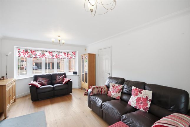 24 Lodge Farm Close, Chesterfield photo 4