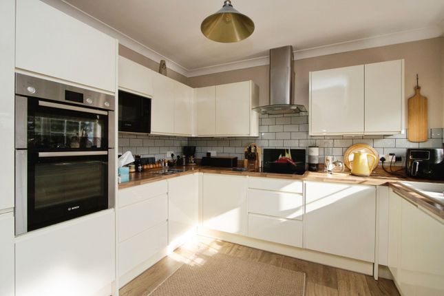 26, Norwood Road, West Yorkshire photo 3