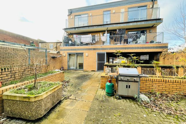 Flat for sale in Greenview Court, 628 Greenford Road, Greenford