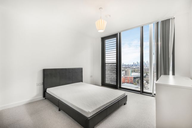 Flat to rent in Great Eastern Road, London