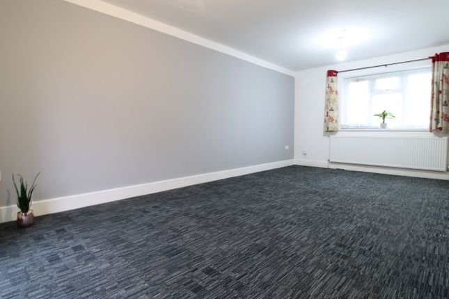 121, Southville Close, Feltham photo 3