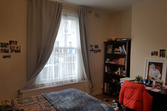 Terraced house to rent in Alma Street, London