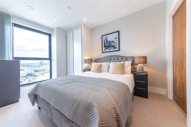 Flat for sale in Avalon Point, 1 Silvocea Way, London