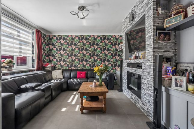 4 Ashburnham Drive, Watford photo 4