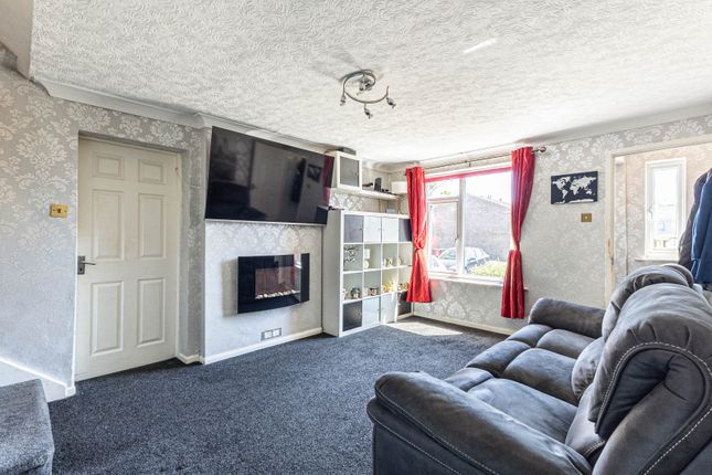6 Rowan Court, Wakefield photo 2