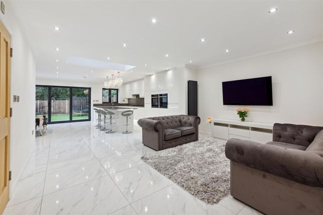 15, Frogmore Gardens, North Hayes photo 3