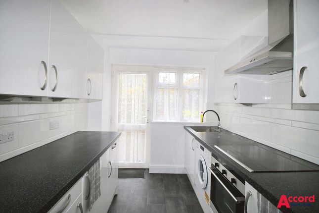 37 Chalforde Gardens, Romford photo 4