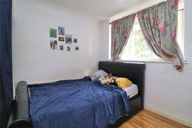 16, De Lara Way, Surrey photo 4