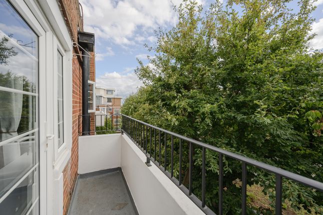 Flat 32, Emerson Court,, Wimbledon Hill Road, London photo 3