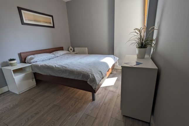 Room to rent in Saint Ives Place, London