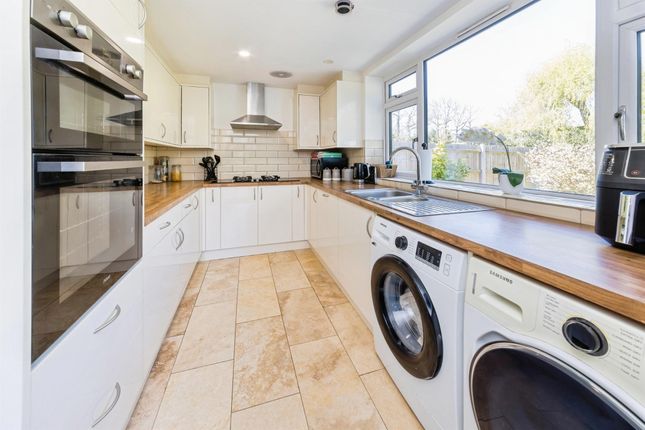 Russelldene, Snow Hill, Crawley photo 4