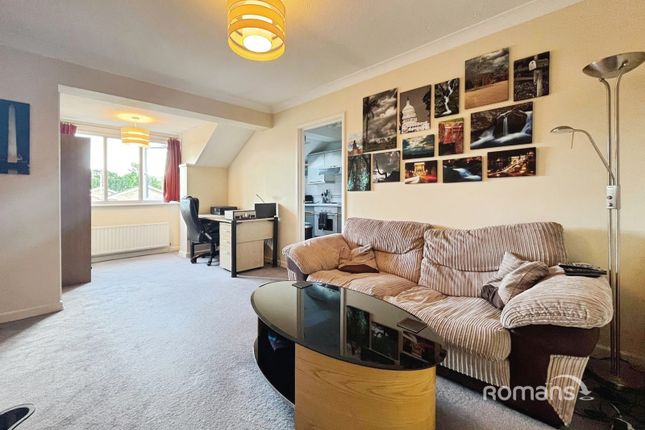 Flat 12, Kestrel House, Weydon Lane, Surrey photo 2