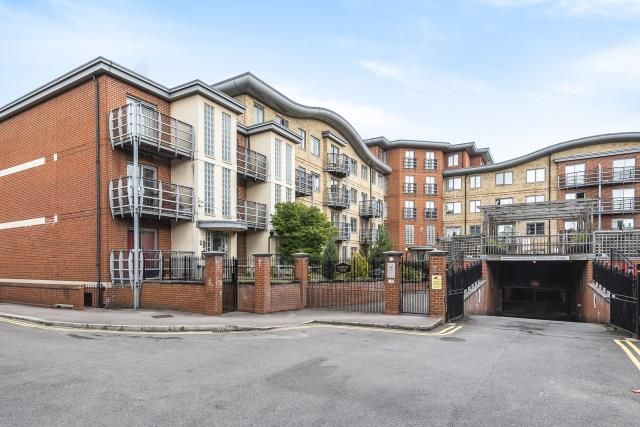 2-bed flat on 48, Quadrant Court, Reading, £230,000