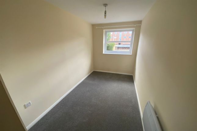 Flat to rent in 41 Castle Garden, Swan Street, Petersfield, Hampshire