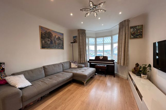 25 Merlin Crescent, Edgware photo 2
