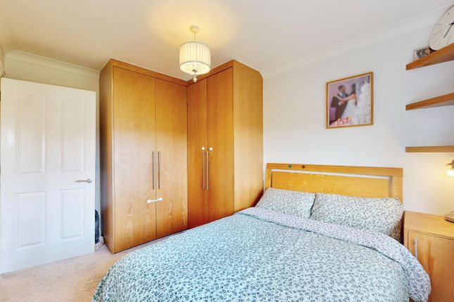 24, Oman Avenue, London photo 4
