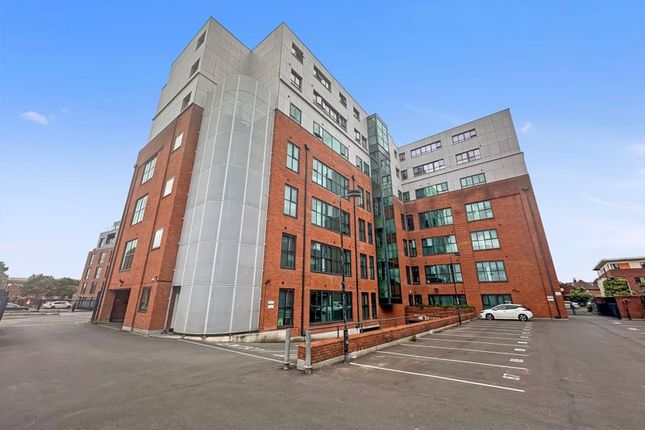 Thumbnail Flat to rent in Chesterfield House, Bath Road, Slough