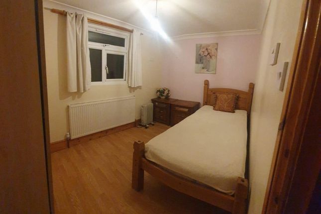 Room to rent in Colville Road, London