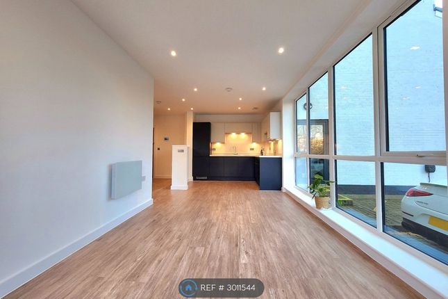 Flat, Thornetts House Challenge Court, Leatherhead photo 2