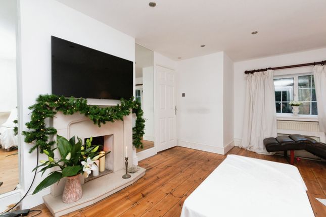 2, Shaftesbury Road, Woking photo 4