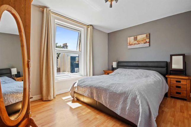 Town house for sale in Station Road, London
