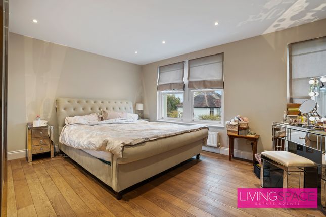 Thumbnail Triplex to rent in Warwick Road, Barnet