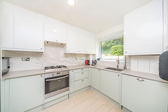 Flat 18, Oakhill Court, Edge Hill, London photo 3