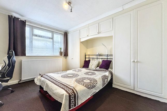 2-bed flat on 30 Canons Court Stonegrove, Edgware, £280,000