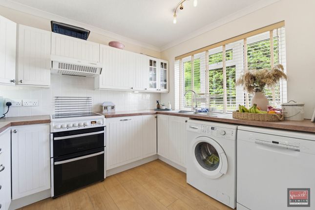 5, Baden Close, Staines-upon-Thames photo 3