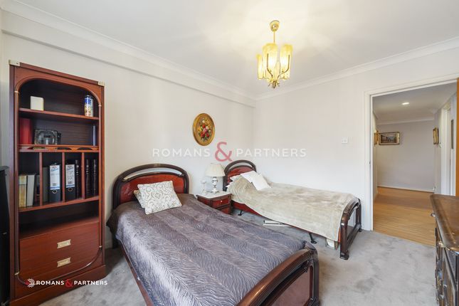 Flat to rent in Sandringham House, Brook Green