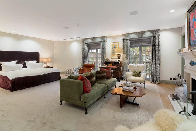 Mews house for sale in Eaton Terrace, London