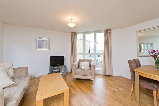 Flat to rent in Heligan House, Water Gardens Square, Canada Street, London