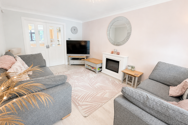 23, Blithfield Drive, Brierley Hill photo 3