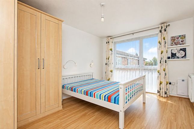 79, Oakley Close, Isleworth photo 4