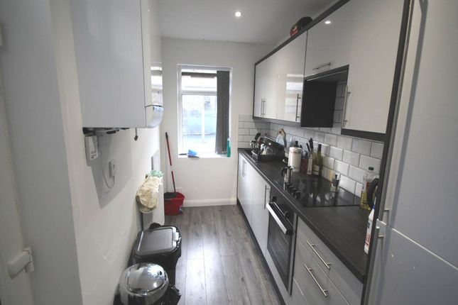 Room to rent in Grove Terrace, Bradford