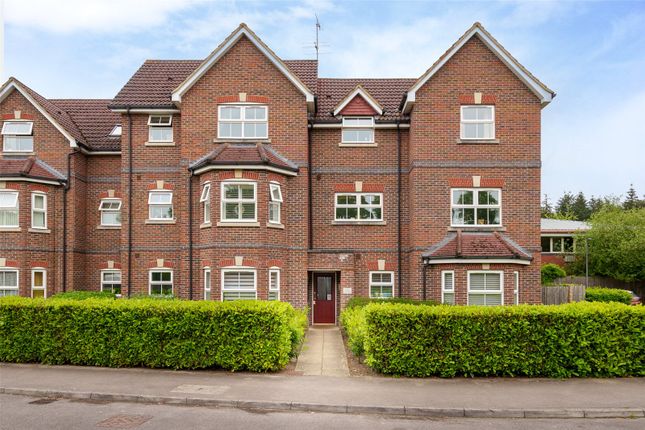 Flat for sale in St. Francis Close, Crowthorne, Bracknell Forest