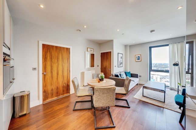 Flat 2001, Avalon Point, Silvocea Way, London photo 4