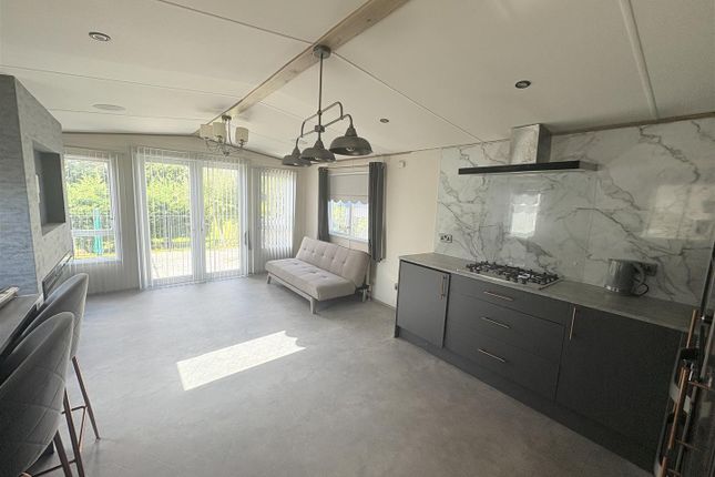 61 Sunset View Caravan Park, Churchend, Tewkesbury photo 4