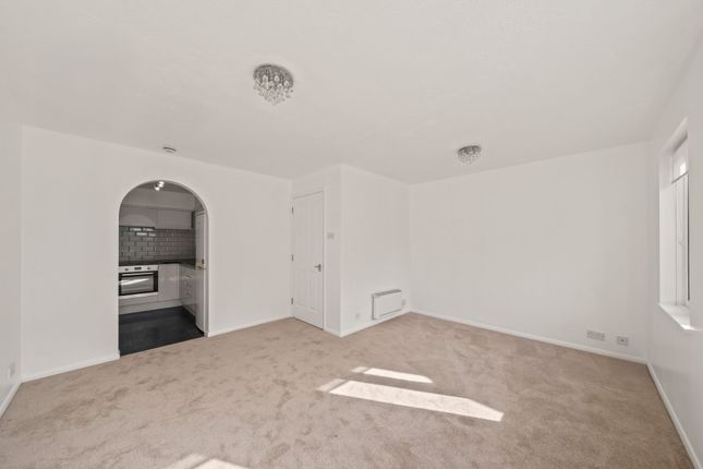 Flat 1, 27 Cotswold Way, Worcester Park photo 4