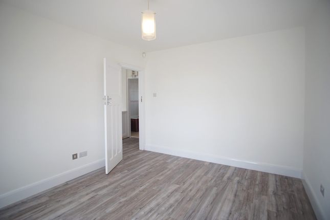 52, Rydal gardens, Wembley photo 3