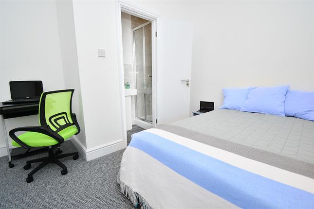 ROOM 3, 19, Netherby Street, Burnley photo 5