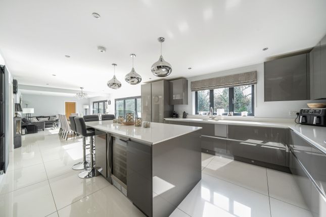 3, Copper Beech Close, Surrey photo 4