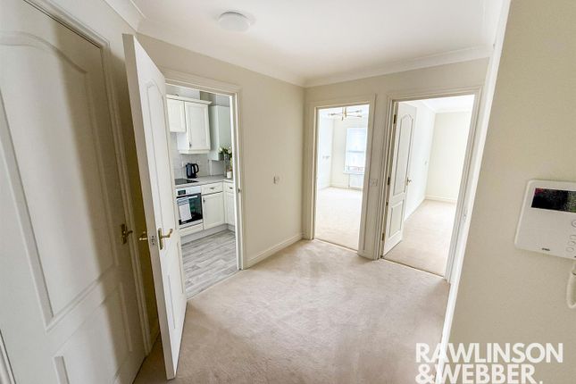 Flat 12 Aragon Court, 11 Pemberton Road, East Molesey photo 3