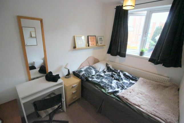 Duplex to rent in Arbery Road, Bow