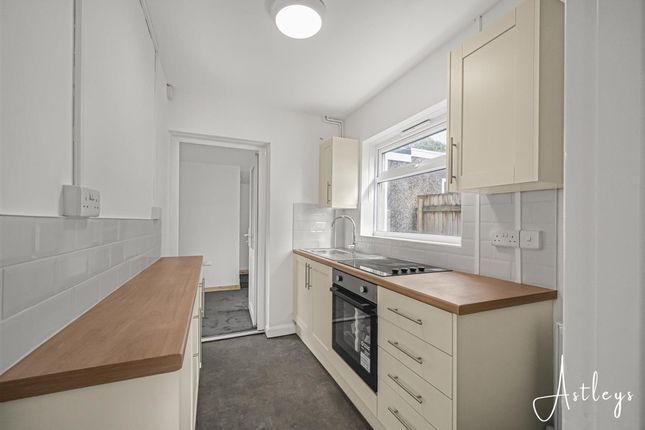 69, Woodside Crescent, Swansea photo 3