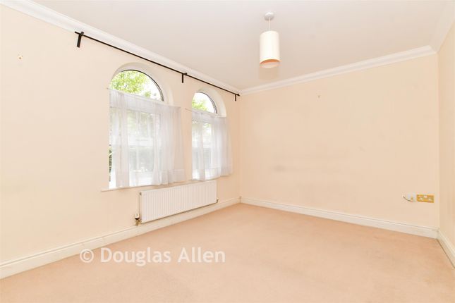 16, Deer Park Way, Waltham Abbey photo 4