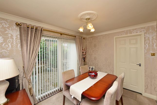 20, Bruce Lawn, Leeds photo 4