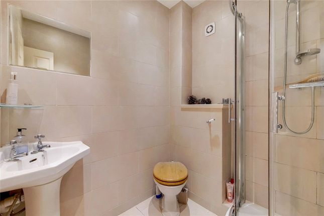 Flat to rent in Pied Bull Court, Galen Place