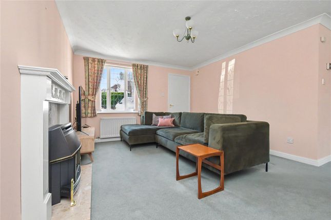 26, Woodlea Drive, Leeds photo 2