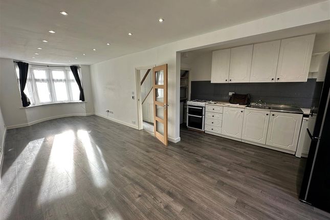 93, Saxon Avenue, Feltham photo 4